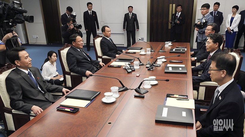 지난달 26일, 철도협력분과회의를 위해 판문점 평화의 집에서 회담을 갖는 남북 관계자들 <사진=사진공동취재단>