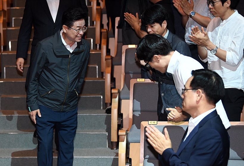 입장 도중 인사하는 이철우 경북도지사