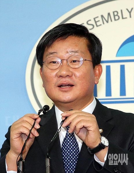 기자회견 갖는 전해철 더불어민주당 의원