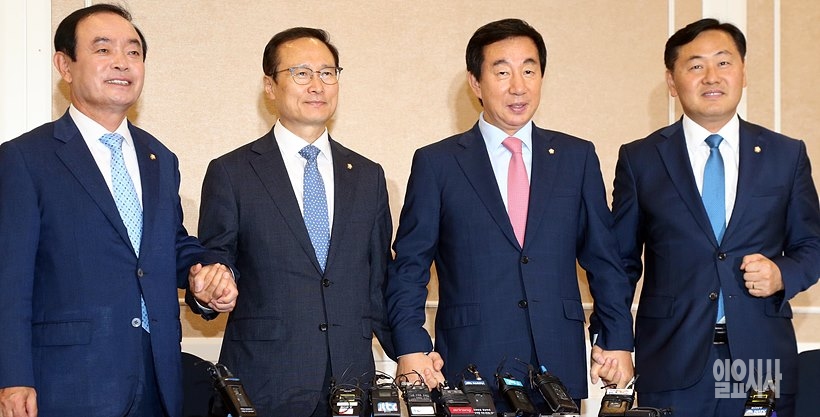 원내 교섭단체 회동 갖는 (사진 왼쪽부터) 장병완(민주평화당)·홍영표(더불어민주당), 김성태(자유한국당), 김관영(바른미래당)여야 원내대표들