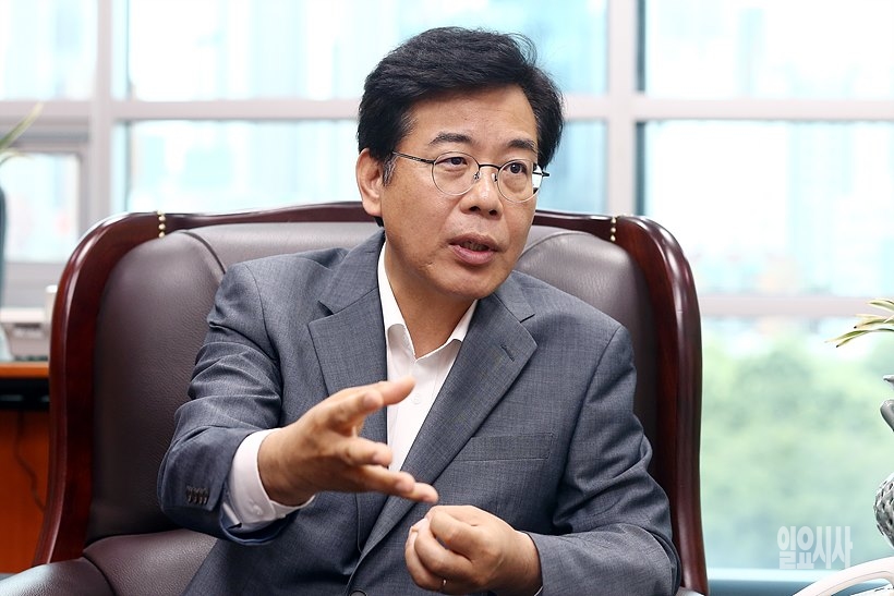송언석 자유한국당 의원이 <일요시사>와 인터뷰를 갖고 있다.
