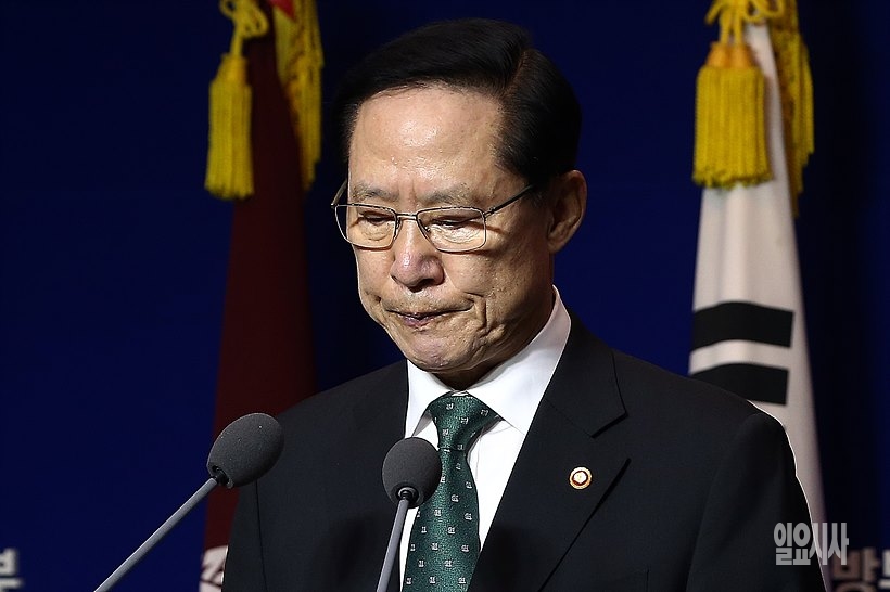기자회견 갖는 송영무 국방부장관
