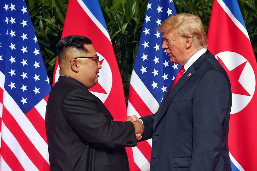 트럼프 미국 대통령(사진 오른쪽)과 김정은 북한 국무위원장