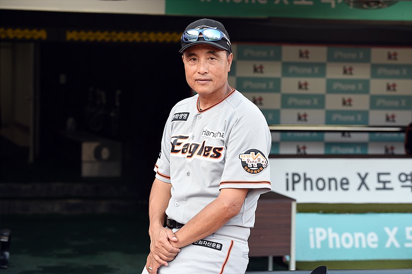 kt 위즈파크서 만난 송진우 한화이글스 코치