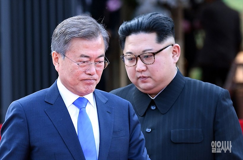 문재인 대통령과 김정은 북한 국무위원장 <사진=한국사진공동취재단>