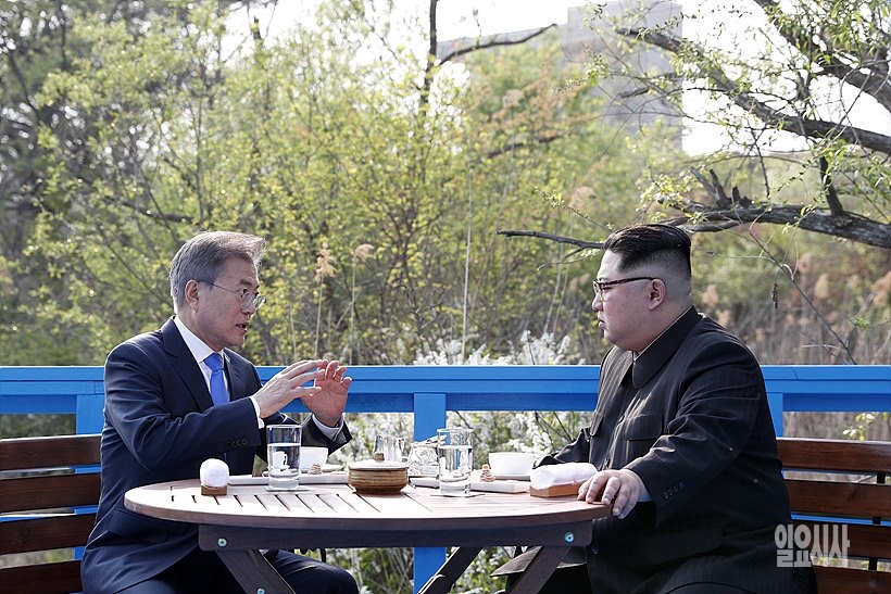 담소 나누는 문재인 대통령과 김정은 북한 국무위원장 <사진=한국사진공동취재단>