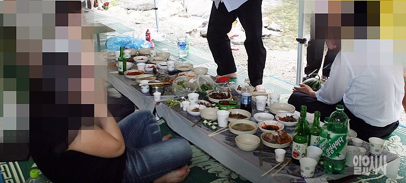 무더위와 함께 한창 기승을 부리고 있는 불법 평상들