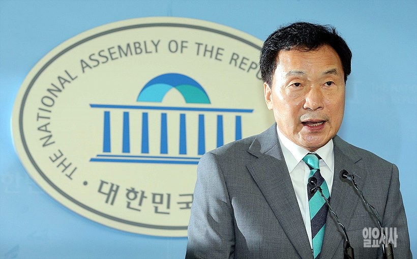 지난 8일, 서울 여의도 국회 정론관서 출마 기자회견 갖는 손학규 전 바른미래당 상임선거대책위원장