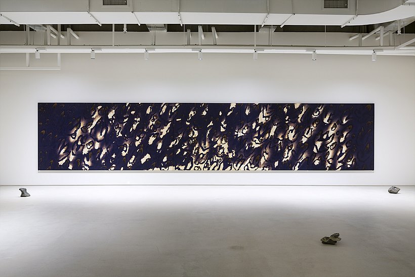 별의별의별, 800 x 160cm, ACRYLIC, BLEACH, BURNT HANJI, POLYMER ARCHIVAL VARNISH ON POLY-LINEN HEMP, 2018