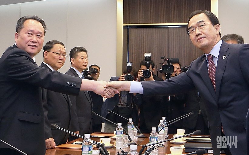 지난 1일, 남북고위급회담서 만난 조명균 통일부장관(사진 오른쪽)과 리선권 조국평화통일위원장 <사진=사진공동취재단>