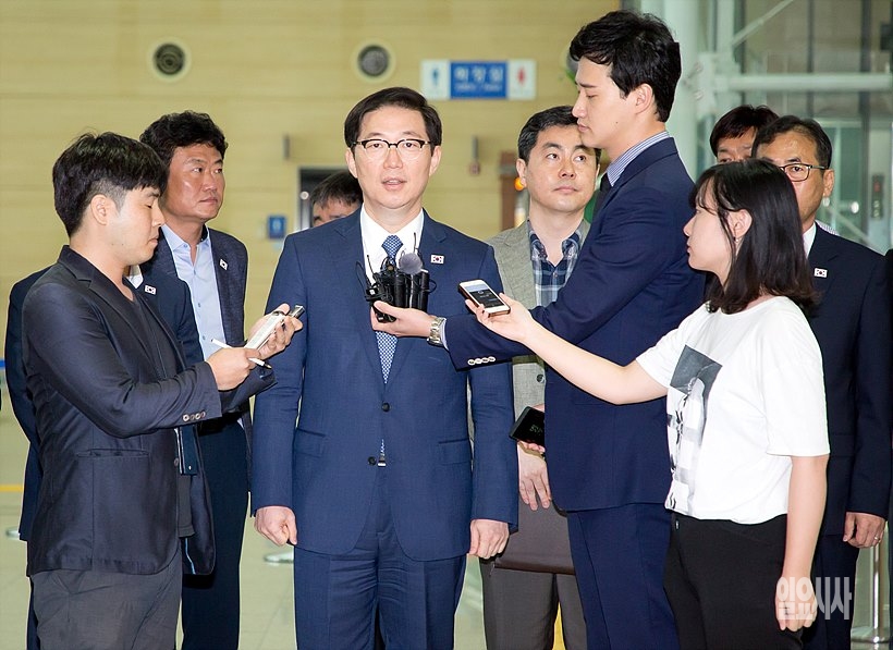 취재진 질문에 답변 중인 천해성 통일부 차관 <사진=사진공동취재단>