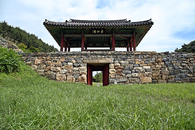 안흥성은 조선 시대에 쌓은 석성이다.