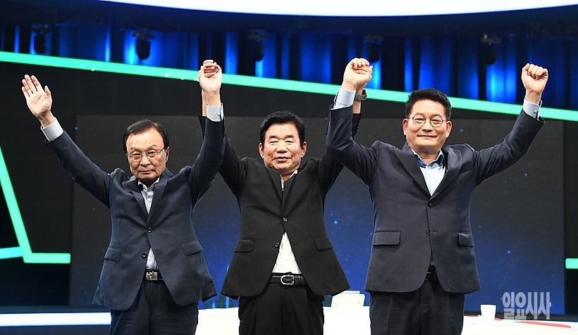 (사진 왼쪽부터)이해찬·김진표·송영길 등 더불어민주당 전당대회 당 대표 후보들이 손을 맞잡고 있다. <사진=국회사진취재단>