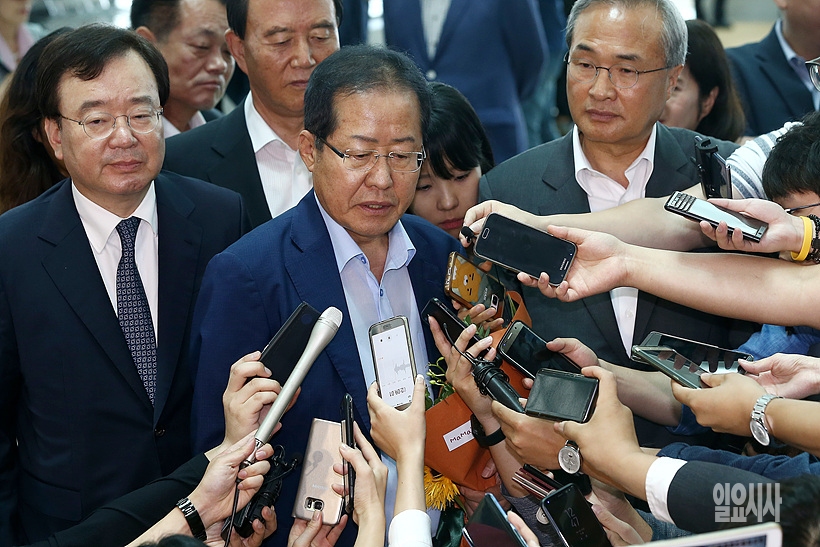 출국길에 앞서 취재진 질문에 답변하는 홍준표 전 자유한국당 대표