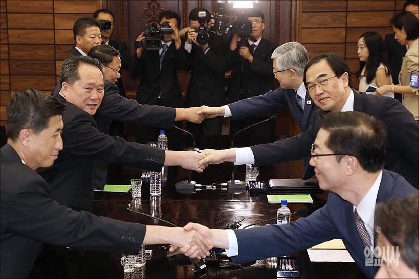 지난 13일, 조명균 통일부장관(사진 오른쪽)과 리선권 조국평화통일위원회 위원장이 판문점서 제4차 남북고위급회담에 앞서 악수를 나누고 있다. <사진=사진공동취재단>