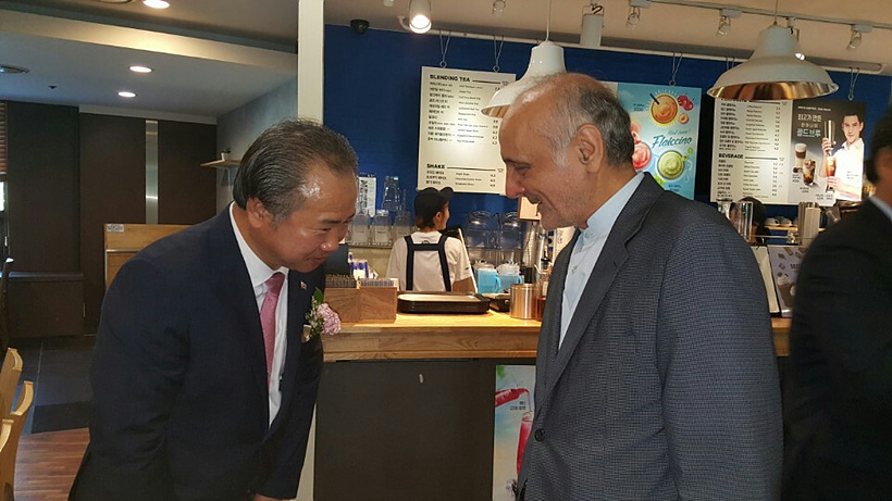 인사 나누는 하산 타헤리안 주한이란대사(사진 오른쪽)와 최완수 경기도중소기업CEO연합회 회장