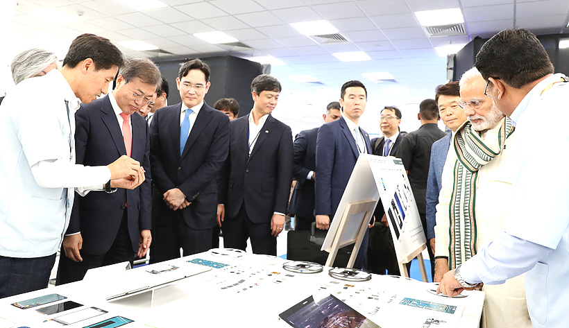 인도 삼성전자 제2공장 방문한 문재인 대통령과 이재용 삼성 부회장