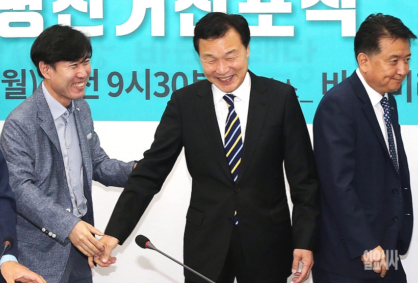 웃음 짓는 손학규 당 대표 후보(사진 가운데)와 하태경 최고위원