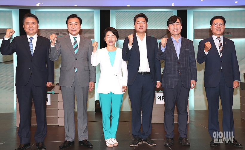 토론회에 앞서 손잡은 토론회 후보자들 <사진=사진공동취재단>