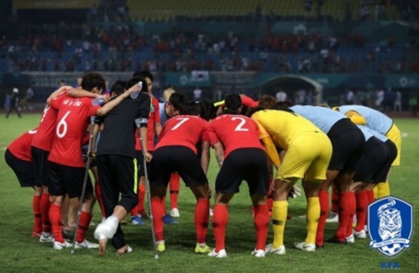 우즈벡과의 연장전에서 결의를 다지는 대표팀 선수들 (사진: 대한축구협회 공식 홈페이지)