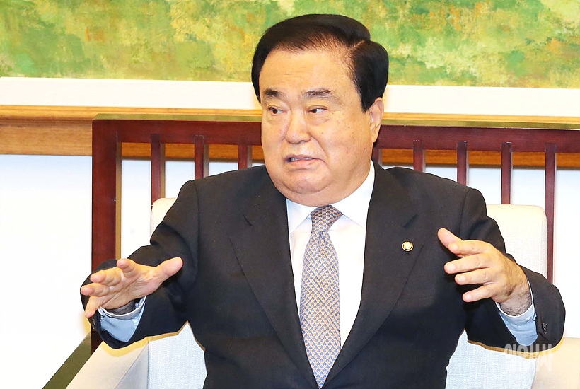지난 27일, 여야 원내대표단과 정례회동 갖는 문희상 국회의장