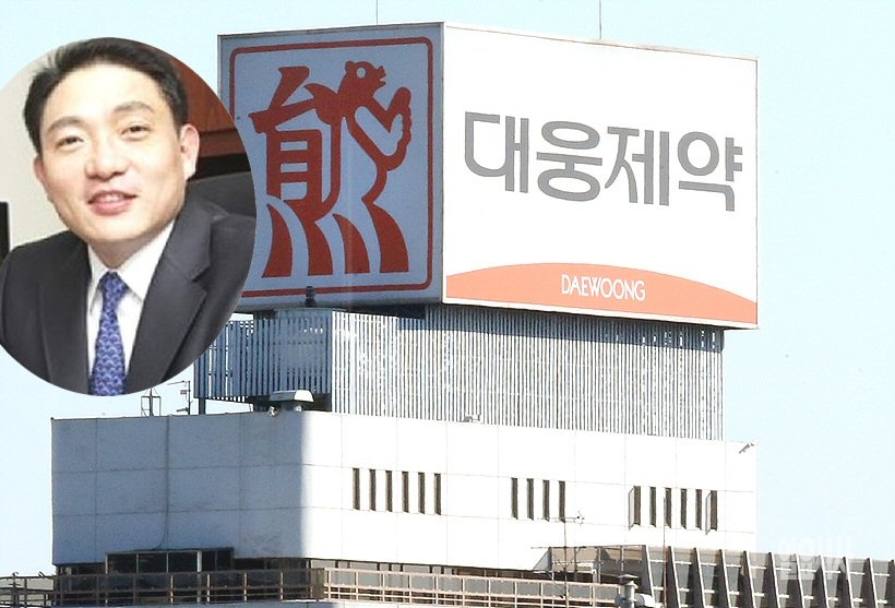 윤재승 대웅제약 회장과 대웅제약 사옥