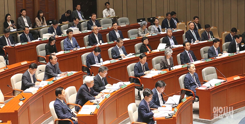 국회 예산결산특별위원회 전체회의에 출석한 국무위원들