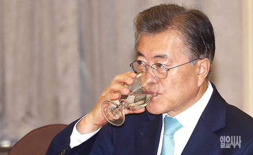 최근 문재인 대통령의 국정 지지율 하락세가 심상치 않게 떨어지고 있다.