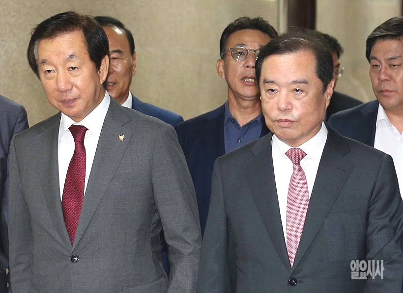 최고중진회의 참석하는 자유한국당 김병준 혁신비상대책위원장과 김성태 원내대표