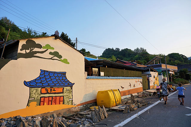 슬로시티수산체험마을 곳곳에 제비를 모티프로 삼은 벽화가 보인다.