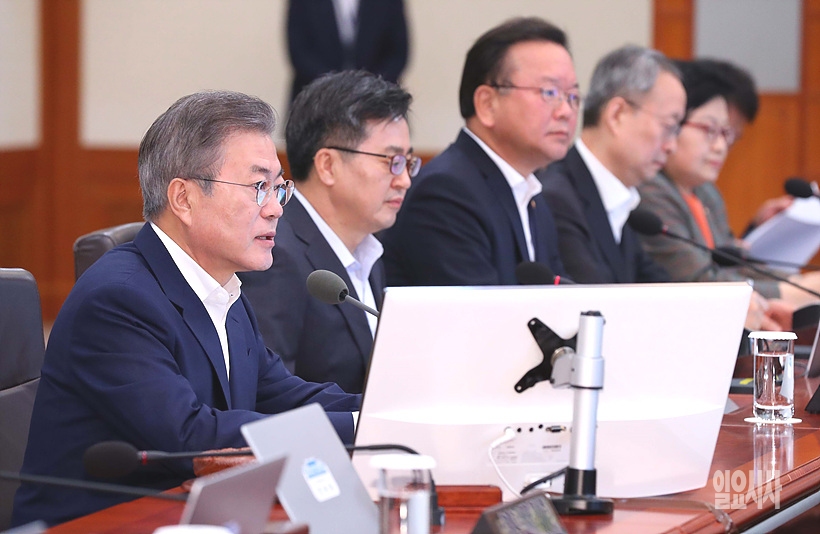 국무회의 주재하는 문재인 대통령 <사진=청와대>