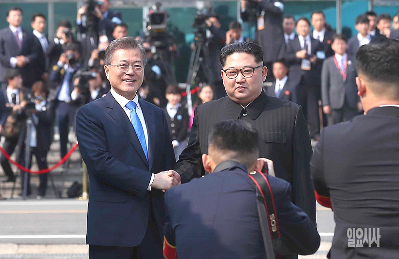 악수 나누는 문재인 대통령과 김정은 북한 국무위원장 <사진=한국사진공동취재단>