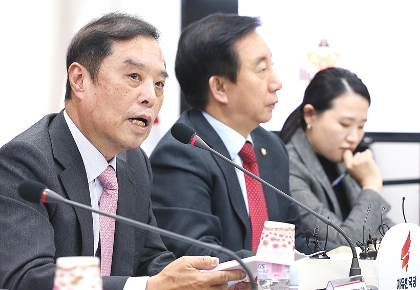 발언하는 김병준 자유한국당 비상대책위원장