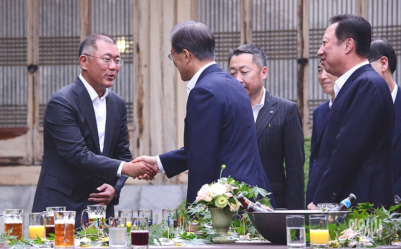 정의선 현대자동차 총괄 수석부회장이 지난해 7월, 문재인 대통령과 청와대 상춘재서 악수를 나누고 있다. <사진=청와대>