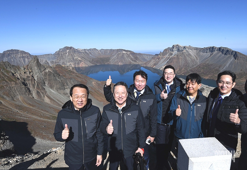지난달 20일, 이재용 삼성전자 부회장, 구광모 LG 회장, 박용만 두산 회장 등이 백두산 천지서 기념촬영을 갖고 있다. <사진=평양사진공동취재단>