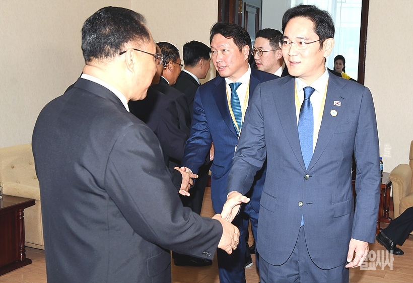 지난달 18일, 평양서 이재용 삼성 부회장, 최태원 SK회장 등 4대기업 총수들이 리용남 북한 내각부총리를 예방하고 있다. <사진=평양사진공동취재단>