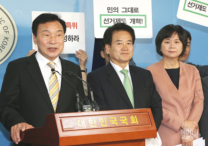 선거제도 개혁과 관련해 정론관서 기자회견 갖는 손학규(바른미래당)·정동영(민주평화당)·이정미(정의당) 대표