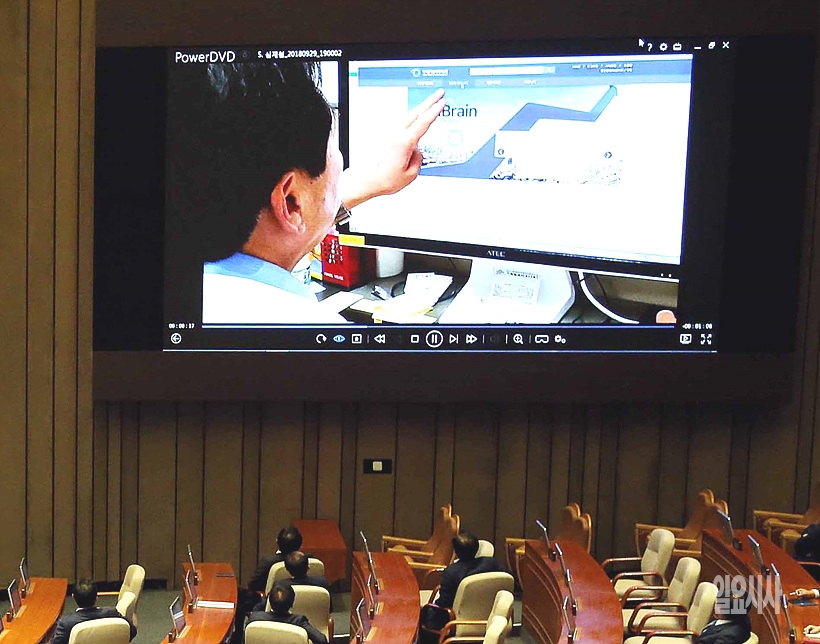 시연해보이는 심재철 자유한국당 의원