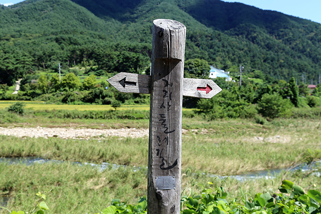 나무로 만든 지리산둘레길의 이정표는 장승을 닮았다.