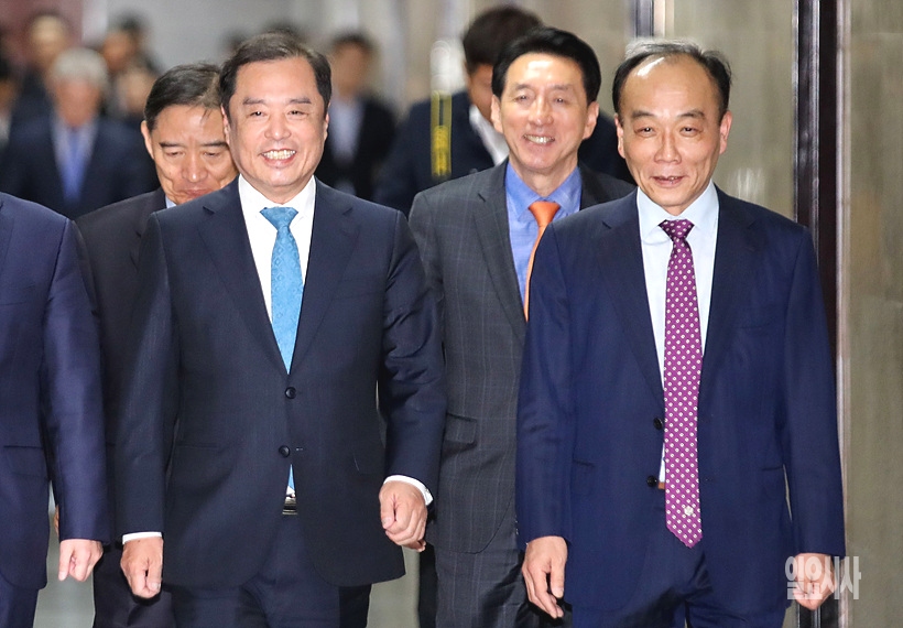 김병준 자유한국당 혁신비대위원장(사진 왼쪽)과 전원책 조강특위 외부위원