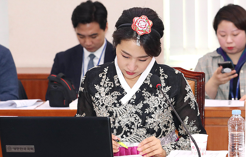 개량 한복을 입고 국감장에 나타난 김수민 바른미래당 의원