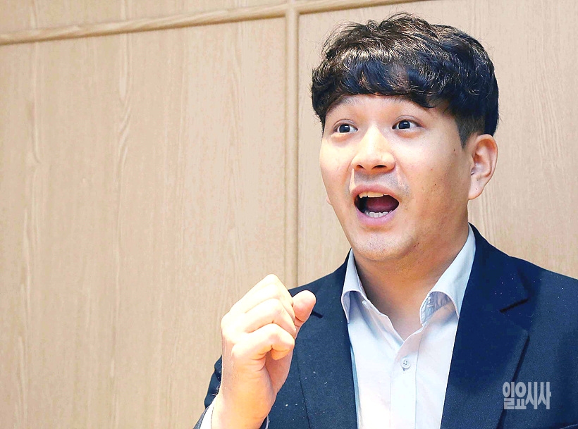 <일요시사>와 인터뷰 갖고 있는 전용기 더불어민주당 전국대학생위원장