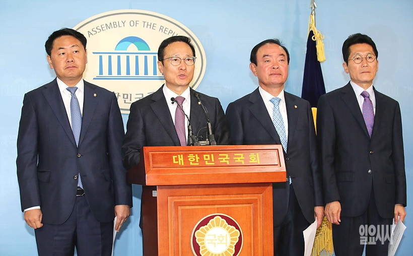 서울 여의도 국회 정론관 기자회견 갖는 김관영(바른미래당)·홍영표(더불어민주당)·장병완(민주평화당)·윤소하(정의당) 원내대표 홍영표