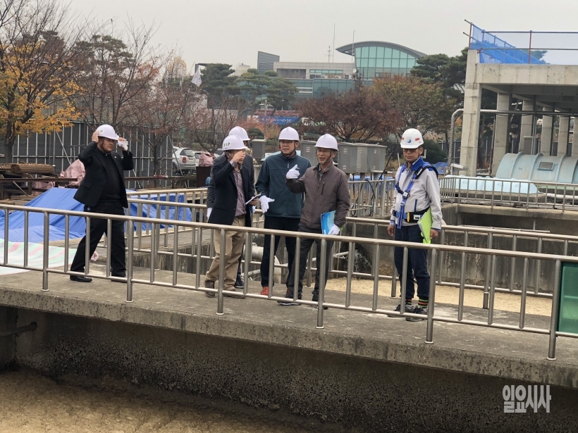 오산 제1하수처리장 견학현장(우측에서 2번째 정하영 김포시장) ▲ ▲오산 제1하수처리장 견학현장(우측에서 2번째 정하영 김포시장)