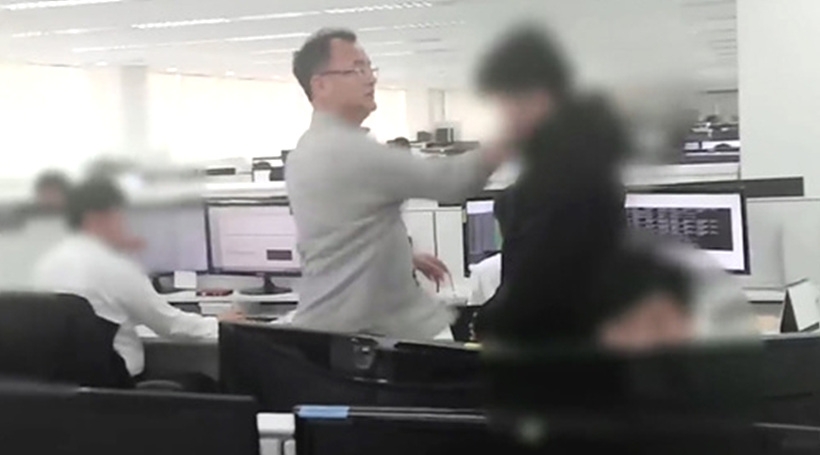 전 직원을 폭행하고 있는 양진호 한국미래기술 회장 (사진=뉴스타파) ▲ ▲폭행 중인 양진호 한국미래기술 회장 (사진=뉴스타파)