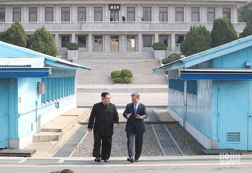 ▲ 판문점서 함께 손잡고 내려오는 문재인 대통령과 김정은 북한 노동당 위원장 (사진=한국사진공동취재단)