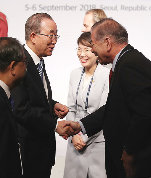 문정인 전 대통령 통일외교안보특보와 악수 나누는 반기문 전 유엔사무총장 ▲ 문정인 전 청와대 특보와 대화 나누는 반기문 전 유엔사무총장
