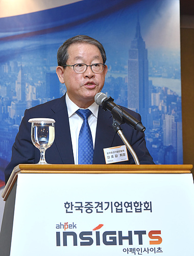 강연 중인 강호갑 한국중견기업연합회 회장 ▲ 강연 중인 강호갑 한국중견기업연합회 회장