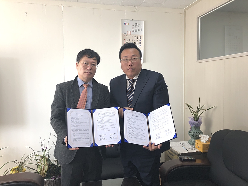 박상건 <데일리스포츠한국> 대표(사진 왼쪽)와 신시현 한국보이스야구연맹 회장 ▲ 박상건 <데일리스포츠한국> 대표(사진 왼쪽)와 신시현 한국보이스야구연맹 회장