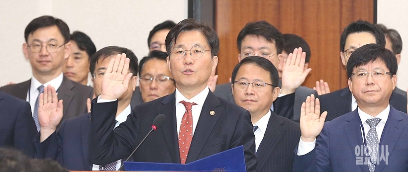 선서하는 성윤모 산업자원통상부장관 ▲ 성윤모 산업자원통상부장관